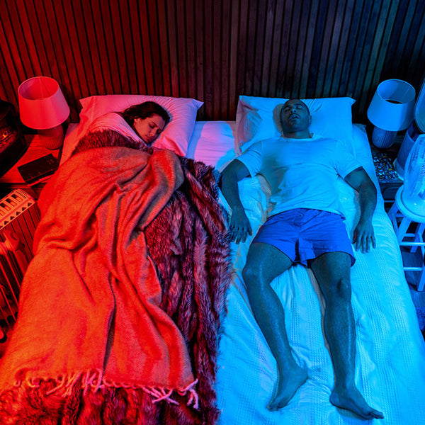 Two people lying in bed with Sleepyhead Kulkote, one sleeping hot and the other sleeping cold